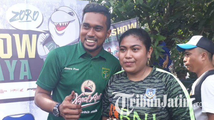 Samuel Ch Reimas (kiri) dan sang kekasih, Nevia Sari (kanan), saat diberi kejutan ulang tahun ke-25 di Kampus Unitomo Surabaya, Senin (11/9/2017).