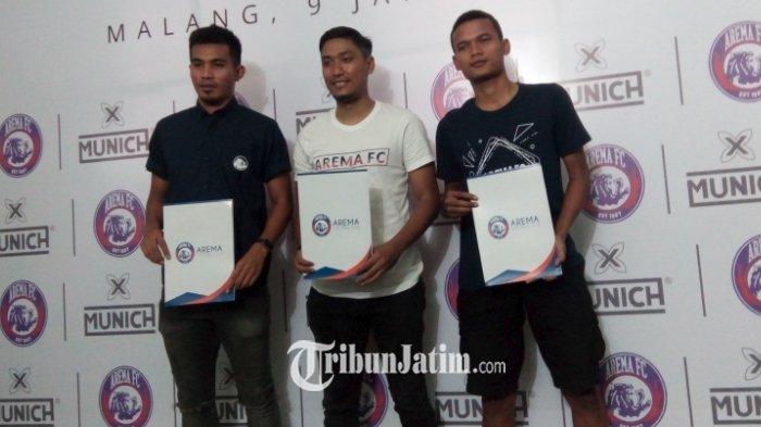 Sandi Firmansyah (tengah) ketika diperkenalkan sebagai pemain baru Arema di Liga 1 2019.