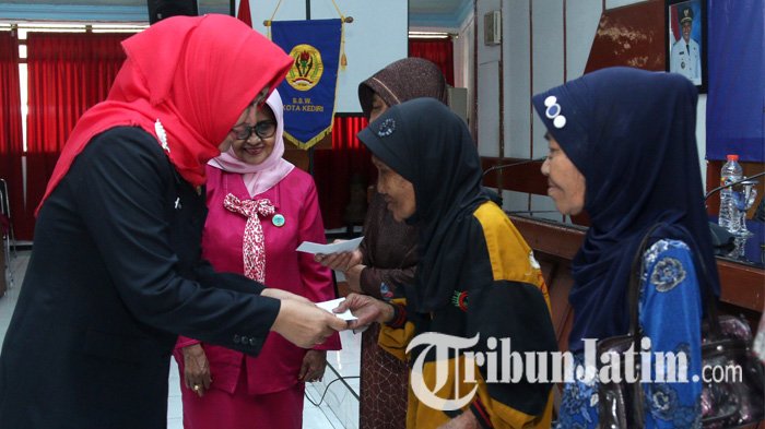 Organisasi Wanita Kediri Bagikan Santunan pada Kaum Duafa