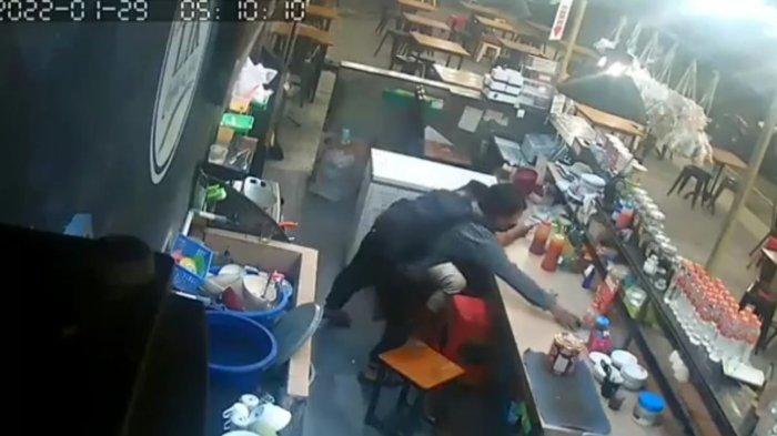 Viral Pencurian Handphone di Kafe Lamongan Terekam Kamera CCTV, Pelaku Beraksi saat Penjaga Tidur