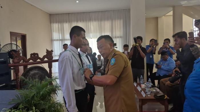 SELEKSI MAGANG JEPANG - Bupati Ponorogo Sugiri Sancoko saat membuka seleksi magang Jepang di aula Gedung Sentra Industri, Jalan Trunojoyo, Kelurahan Tambakbayan, Kecamatan/Kabupaten Ponorogo, Jatim, Selasa (19/8/2025). 190 anak muda asal Kabupaten Ponorogo dan daerah sekitar bersaing dalam seleksi magang ke Jepang. 