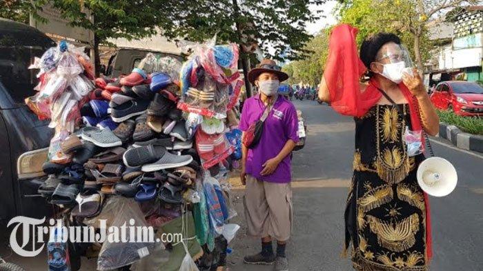 Seniman Meimura Blusukan Pasar Menur Pakai Kostum Remo, Nembang Syair Covid-19, 'Ini Senjata Kita'