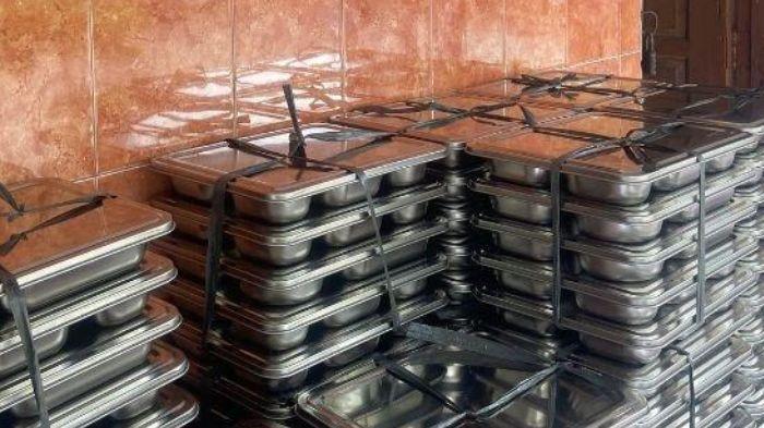 MBG ADA BELATUNG - Para siswa SD 2 Kalikarung, Kecamatan Kalibawang, Kabupaten Wonosobo, Jawa Tengah jijik melihat lauk makan bergizi gratis (MBG) ada belatungnya. Sekolah pun langsung menarik semua MBG dan segera mengembalikan makanan ke SPPG (Satuan Pelayanan Pemenuhan Gizi), Sabtu (18/10/2025).