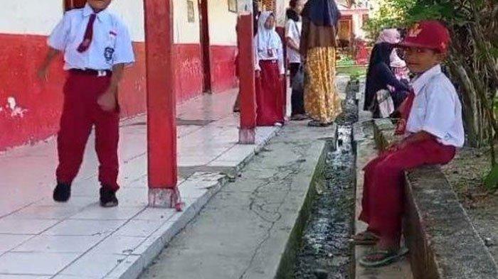 Hari Pertama Masuk Sekolah, Siswa SD Miris Pakai Sandal Jepit Lusuh, Ortu Masih Nyicil Seragam