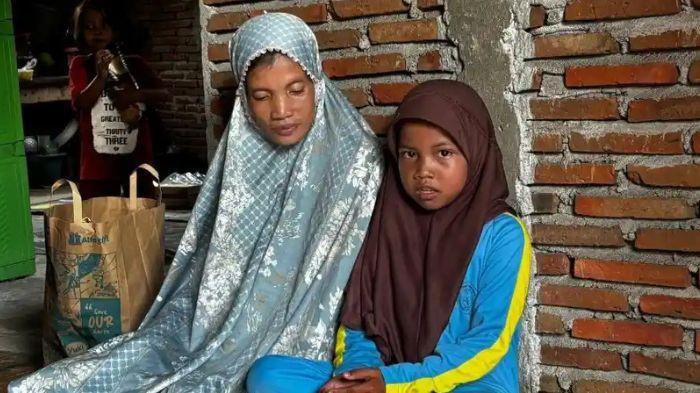 BAWA PULANG MBG - Seorang siswa SD di Kabupaten Polewali Mandar (Polman), Sulawesi Barat (Sulbar) selalu membungkus makanan bergizi gratis (MBG) yang diberikan sekolah. Siswa bernawa Nur Aziza tersebut sengaja membawa pulang porsi MBG karena untuk dimakan bersama ibu dan adiknya, Sabtu (1/11/2025).