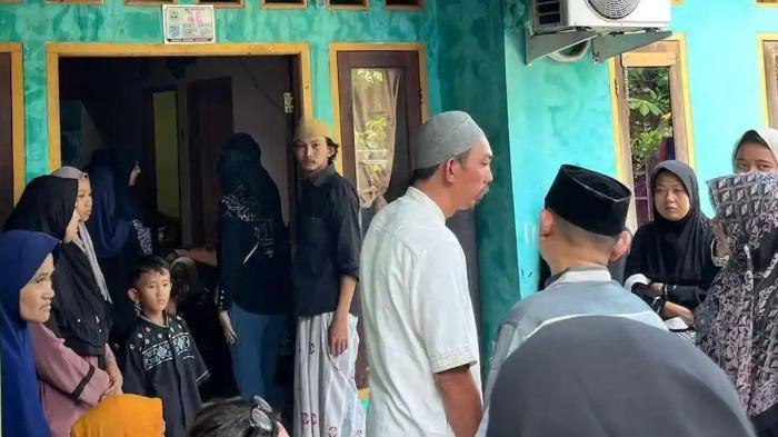 RUMAH DUKA KORBAN BULLY - Suasana rumah duka siswa SMPN 19 Tangerang Selatan, MH (13). MH meninggal dunia setelah menjadi korban bully di sekolahnya, Minggu (16/11/2025). Sebelum meninggal, ia berdoa minta kesembuhan karena ingin bahagiakan orangtua.
