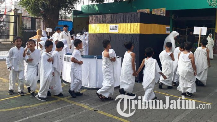 Kenakan Pakaian Ihram Serba Putih, Siswa-siswi SD Muhammadiyah 15 Surabaya Ikuti Manasik Haji