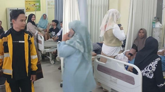 DIDUGA KERACUNAN MBG - Para siswi SMKN 1 Tambakboyo mendapatkan perawatan di ruang UGD setelah diduga keracunan makanan usai menyantap menu program Makan Bergizi Gratis (MBG), Selasa (14/10/2025).