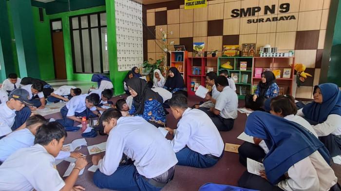 Siswa SMPN 9 Surabaya Serentak Menulis Opini di Peringatan Sumpah Pemuda dan Bulan Bahasa