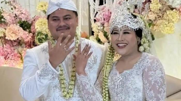 RESMI MENIKAH - Pernikahan komedian sekaligus presenter Boiyen dengan Rully Anggi Akbar pada Sabtu (15/11/2025). Suami Boiyen diketahui merupakan akademisi, pebisnis, traveler, hingga figur keluarga yang dikenal rendah hati.