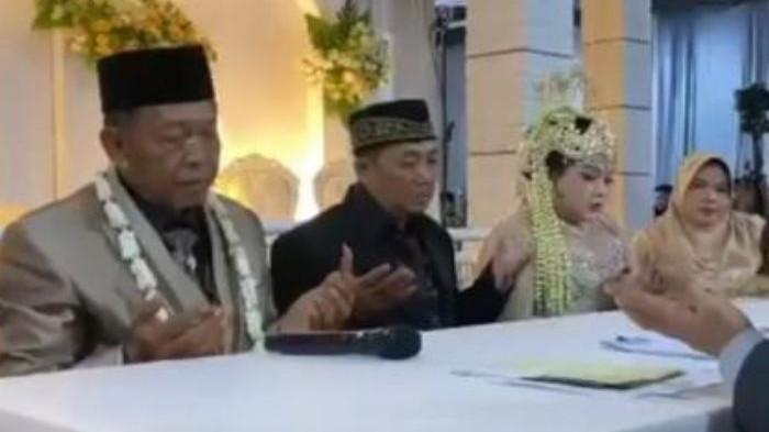 SOSOK PEMBERI CEK - Prosesi ijab kabul Tarman (74) dan Shiela Arika (24) di Desa Jeruk, Kecamatan Bandar, Kabupaten Pacitan, Jawa Timur pada Rabu (8/10/2025) malam. Tarman mengaku cek Rp3 miliar yang dijadikan mahar pernikahan pemberian rekan bisnis samurainya tujuh tahun lalu.