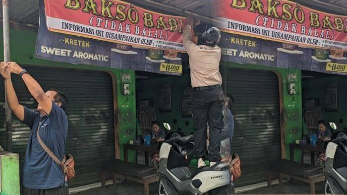 Dulu Wanita Berhijab Kecele Beli, Kini sudah Tak Tampak Sejak Dipasangi Tulisan Bakso Babi