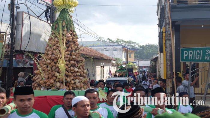 Ratusan Warga Antusias Tonton Arak-arak Festival Ketupat Trenggalek, Berebut Tumpeng Tinggi 2 Meter