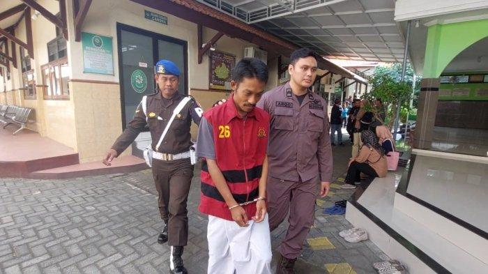 DIGELANDANG - Yusa, terdakwa atas kasus pembunuhan di Desa Pandantoyo Kecamatan Ngancar Kabupaten Kediri usai menjalani persidangan di Pengadilan Negeri Kabupaten Kediri, Kamis (3/7/2025). Dalam sidang ini Yusa dituntut hukuman mati oleh Jaksa Penuntut Umum (JPU).