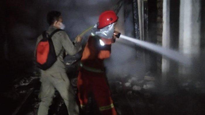 Gegara Percikan Api Sambar Kasur, 3 Rumah di Tuban Ludes Terbakar, Kerugian Capai Miliaran