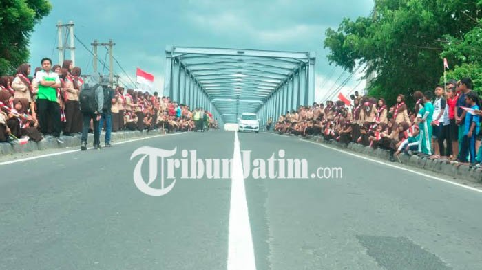 Berbekal Merah Putih, Ratusan Pelajar Nganjuk Sambut Pembalap Tour de Indonesia