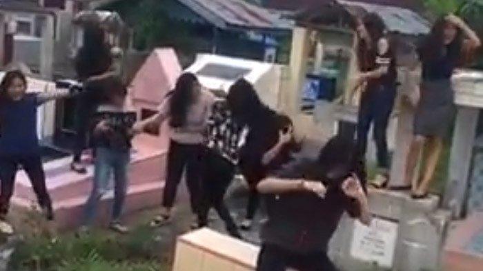 Video ABG joget di atas kuburan viral di Facebook. 
