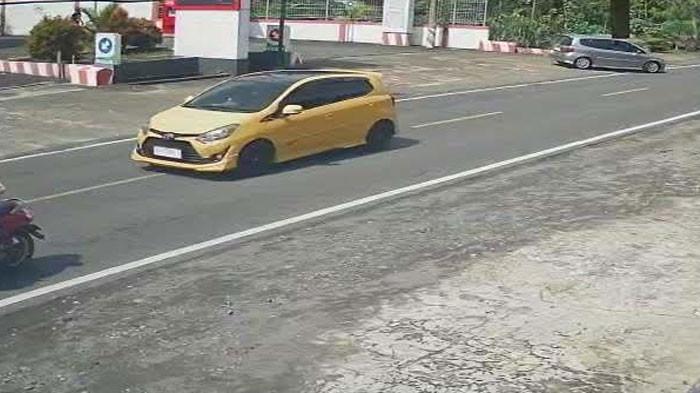 TERTANGKAP KAMERA - Mobil Toyota Agya TRD Sportivo warna kuning yang sempat tertangkap kamera di rumah warga, sebelum terlibat kecelakaan lalu lintas di jalan raya Desa Buntaran, Kecamatan Rejotangan, Kabupaten Tulungagung, Jawa Timur, Minggu (18/1/2026) pagi. Mobil ini dicari netizen karena melarikan diri setelah menabrak pemotor pasangan suami istri, K dan I asal Desa Wajak Lor, Kecamatan Boyolangu, Kabupaten Tulungagung.
