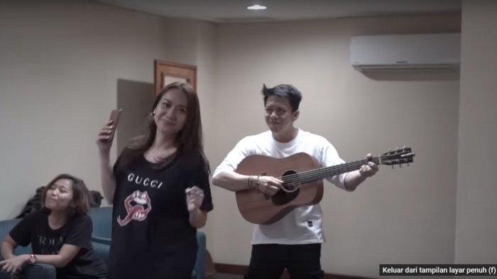 Bunga Citra Lestari Kaget Ariel Noah Minta 'Ngamen' Dibayar Pakai Perasaan: Pake Perasaaaaaaaaan!