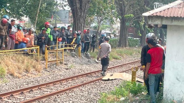 NAHAS - Seorang wanita tergeletak tak bernyawa usia tertabrak kereta api di Desa Tebel, Kecamatan Gedangan, Sidoarjo, Rabu (6/8/2025).