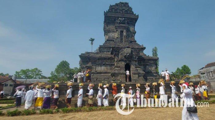 Ratusan warga Karangasem, Bali, saat melakukan Upacara Mejauman di Candi Singosari, Kabupaten Malang, Rabu (18/10/2023).