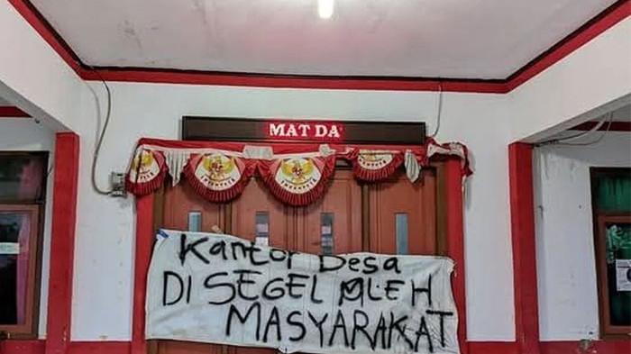 SEGEL - Pintu masuk Kantor Desa Sukaslamet, Kecamatan Kroya, Kabupaten Indramayu, Jawa Barat, yang disegel oleh warga, Rabu (5/11/2025). Mereka menolak kuwu diaktifkan kembali usai dugaan penyelewengan dana desa.