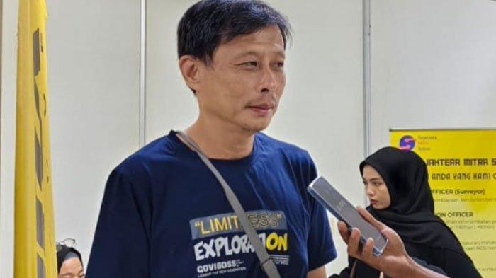 PRIA USIA 51 TAHUN CARI KERJA - Salah satu warga usia tua yang mencari pekerjaan di Job Fair Pekanbaru, di gedung Dekranasda Pekanbaru, Riau, Kamis (19/6/2025).