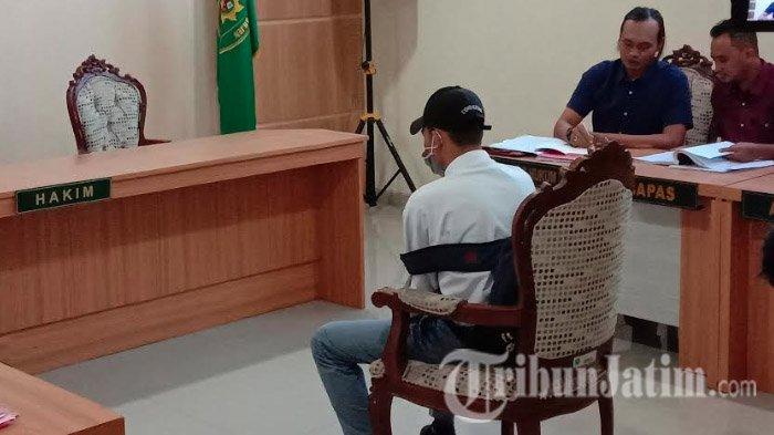 ZA saat mengikuti persidangan di PN Kepanjen dengan agenda mendengarkan keterangan para saksi. 