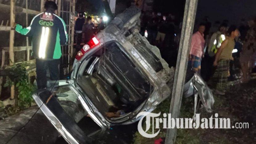 Avanza Tertabrak Kereta di Lamongan, Bangkai Mobil Teronggok di Saluran Air dengan Posisi Terbalik