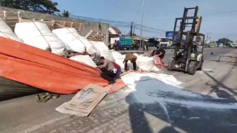 Truk Tronton Melaju Zig-Zag Terguling di Lamongan, Muatan Tepung Tumpah Penuhi Jalan