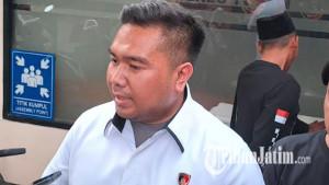 AKP-Dimas-Robin-Alexander-saat-diwawancarai-oleh-wartawan-terkait-kasus-perampokan-dua-Alfamart.jpg