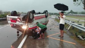 AMBULANS-KECELAKAAN-ambulans-mengalami-kecelakaan-di-ruas-Tol-Jombang-Mojokerto.jpg