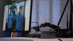 Achmad-Bayu-Setiawan-dan-Wildan-Athoillah-yang-membuat-robot.jpg