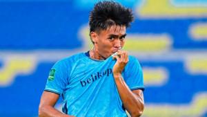 Adam-Malik-melakukan-selebrasi-setelah-membobol-gawang-Persiku.jpg