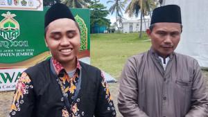 Ahmad-Musyaddat-kiri-bersama-ayahnya-di-lokasi-lomba-Tilawah-MTQ-Jatim-2025.jpg