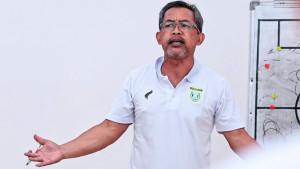 Aji-Santoso-memimpin-rapat-persiapan-tim-Persela-Lamongan-jelang-pertandingan-Championship-20252026.jpg