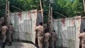 Akhirnya-Satpol-PP-Robohkan-Bangunan-Ari-yang-Tutup-Jalan-Umum-Tetangga-Sangat-Menganggu.jpg