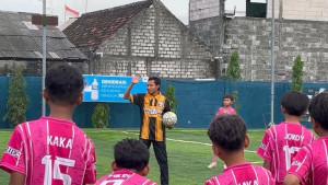 Aksi-Evan-Dimas-memberikan-materi-saat-coaching-clinic-bersama-Grefoo-Academy.jpg