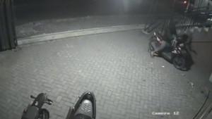 Aksi-gagal-maling-motor-saat-beraksi-mencuri-sepeda-motor-di-halaman-Kantor-PMI-Jombang.jpg