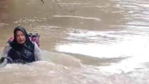 Aksi-nekat-bidan-Dona-menyeberangi-sungai.jpg