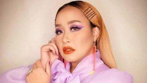 Aksi-panggung-Pinkan-Mambo-yang-mendadak-tiduran-dengan-kenakan-rok-mini-jadi-bahan-gunjingan.jpg