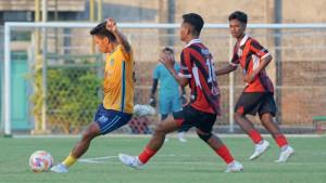 Aksi-pemain-Gresik-United-Alif-Jaelani-saat-melepaskan-umpan-diganggu-pemain-Perseba-Bangkalan.jpg