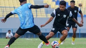 Aksi-pemain-Gresik-United-melawan-Persela-Lamongan-pada-laga-uji-coba-gresik-united-vs-persela.jpg