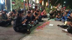 Aksi-unjuk-rasa-oleh-Cipayung-Jombang-didepan-Kantor-Mapolres-Jombang.jpg