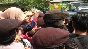 Alvi-pelaku-mutilasi-pacar-diolok-olok-warga-saat-rekonstruksi-di-Surabaya.jpg