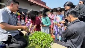 Anak-anak-belajar-menanam-sawi-di-Grand-Whiz-Hotel-Trawas-Mojokerto.jpg