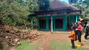 Anggota-BPBD-Kabupaten-Malang-melakukan-assessment-terhadap-rumah-terdampak-tanah-longsor.jpg