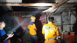 Anggota-BPBD-Kabupaten-Probolinggo-saat-melakukan-assesment-ke-rumah-warga-yang-rusak.jpg