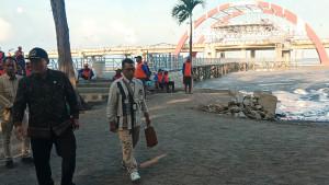 Anggota-DPR-RI-Bambang-Haryo-Soekartono-BHS-saat-berkunjung-ke-Taman-Hiburan-Pantai-THP.jpg
