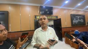 Anggota-DPR-RI-Nashim-Khan-saat-diwawancarai-awak-media-usai-memimpin-pertemuan-tertutup.jpg